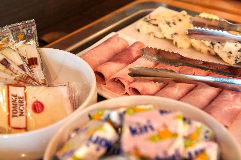 Brit Hotel Confort Villeneuve Sur Lot Bias  Restoran gambar